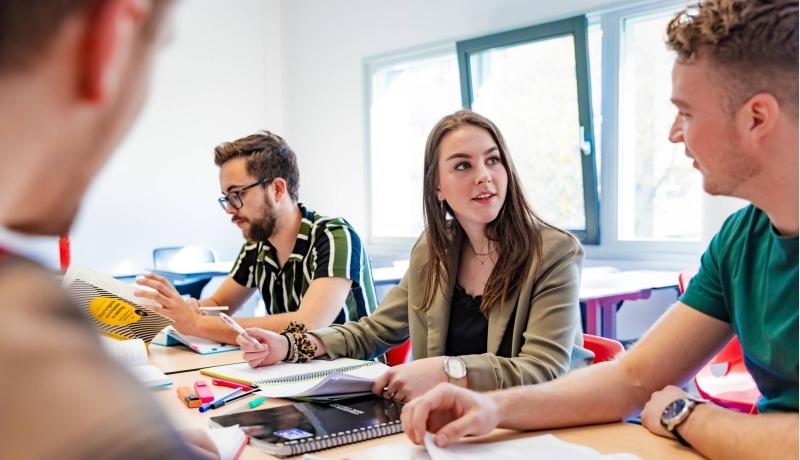 meerdere studenten van learning and development aan het praten