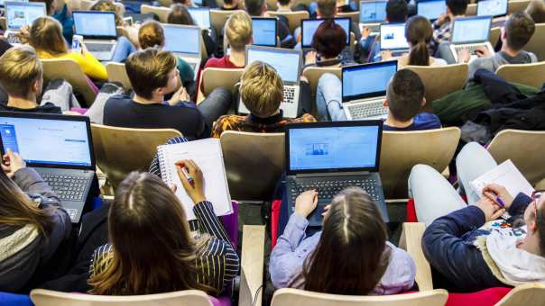 Studenten hebben les in het auditorium