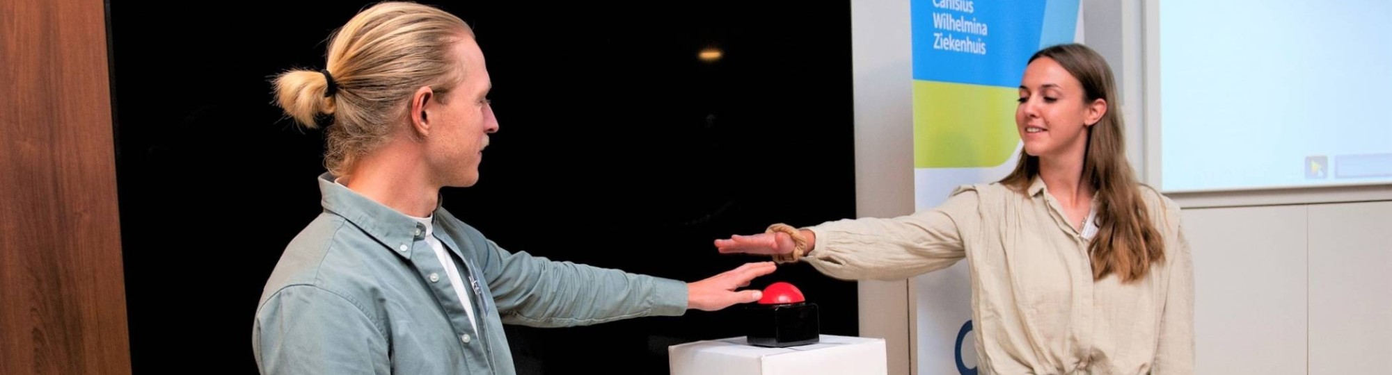 Met een druk op de knop openden Jikke Stevens (Kinderverpleegkundige & Verpleegkundig opleider – onderzoeker) en Enzio Boeijen (Docent-onderzoek Praktijk) het ZIC.