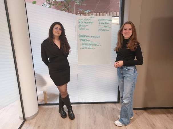 Foto van studenten Sarya en Simone tijdens gezamenlijke les VED en GSK