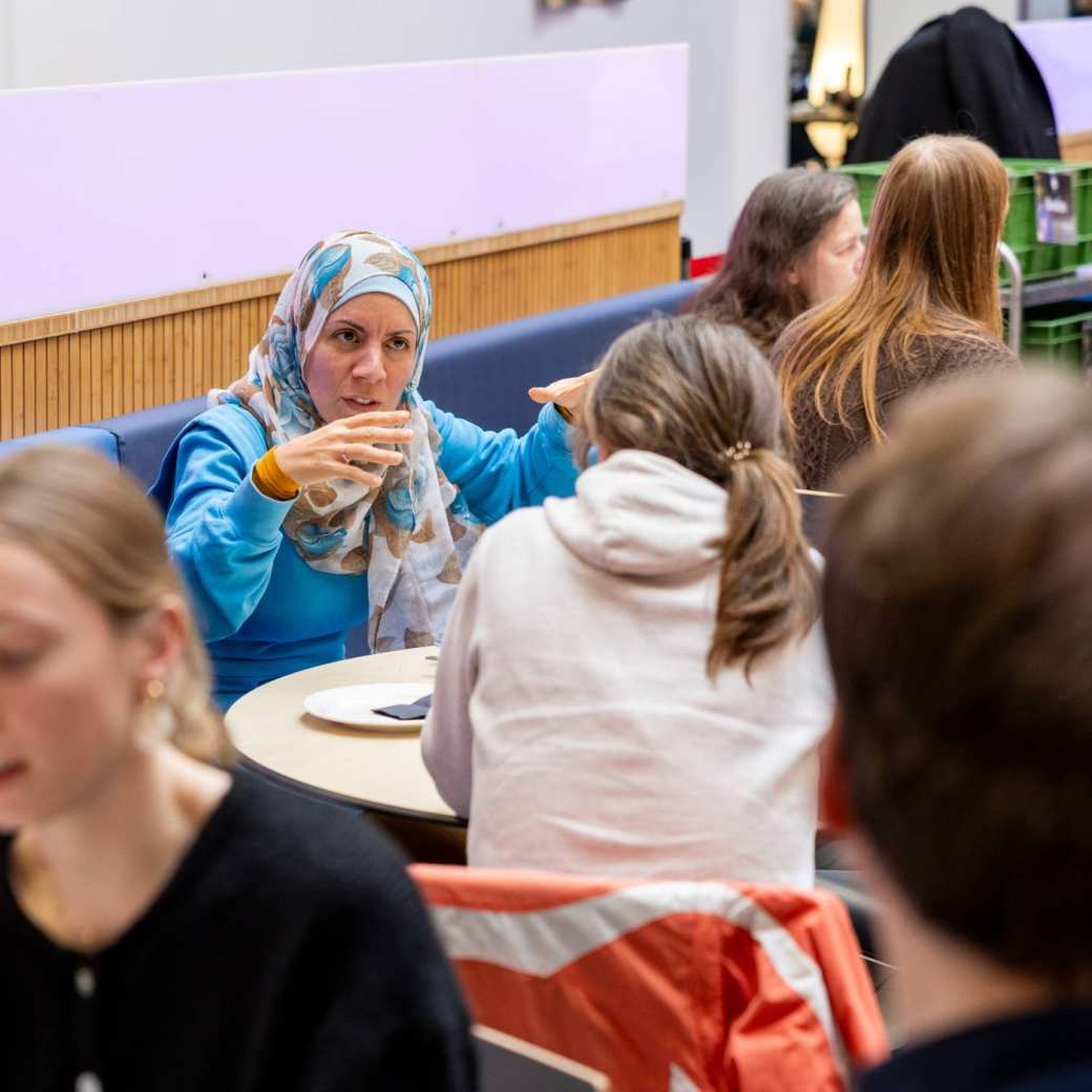 Gesprekken tijdens lunch Samen Sociaal 2025