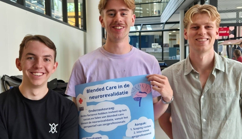 Studenten Max Bimek (Ergotherapie), Bas Joosten en Josse Reinders (Fysiotherapie) met hun PZW project Blended Care in de Neurorevalidatie