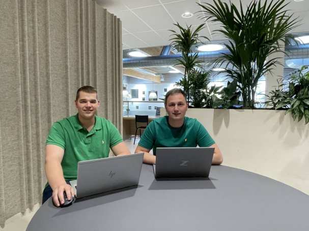 Wesley Gerrits en Desley van der Felz studeren af in het AI atelier