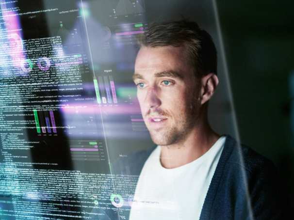 Man kijkt naar data