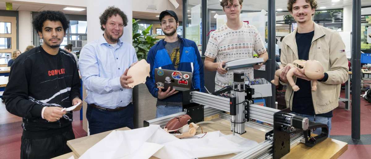 Alessandro, Johan, Marijn, Omr en Yannick ontwerpen een machine voor longen van een reanimatiebabypop.