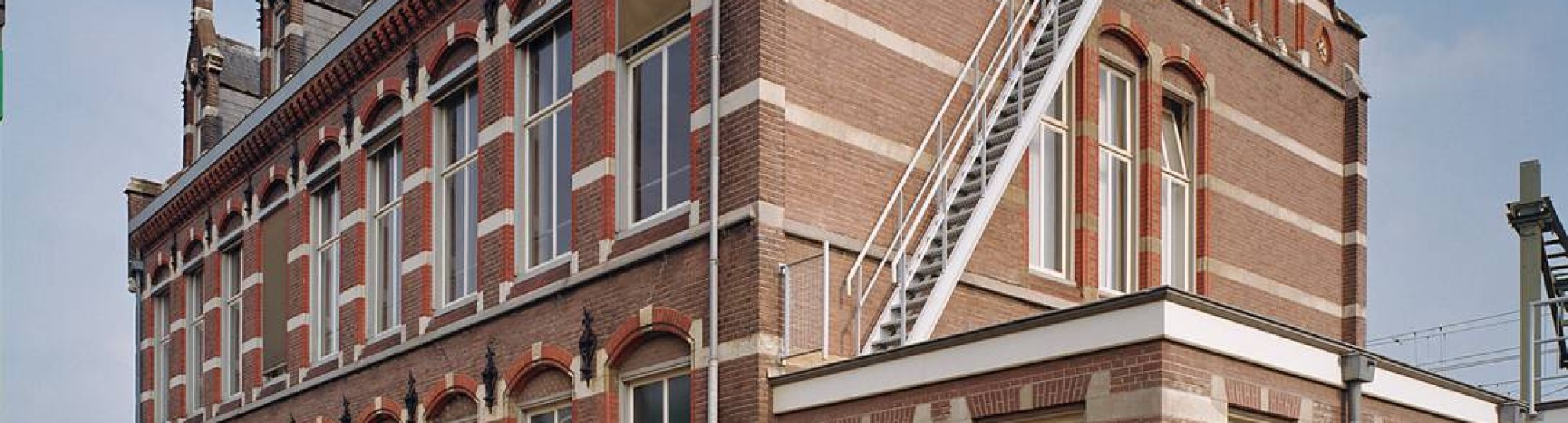 Herbestemmen en verduurzamen van gebouwen gebouw spoorstaaf