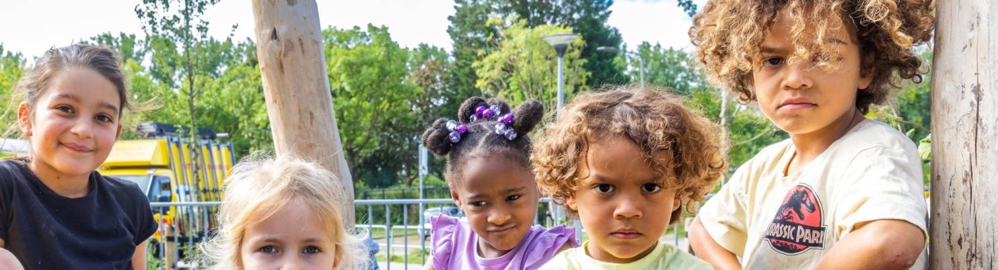 Zes kinderen poseren tijdens het buitenspelen op het klimrek. Foto van de opleiding leraar basisonderwijs