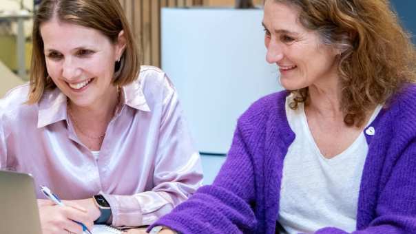 2 studenten aan het werk achter laptop
