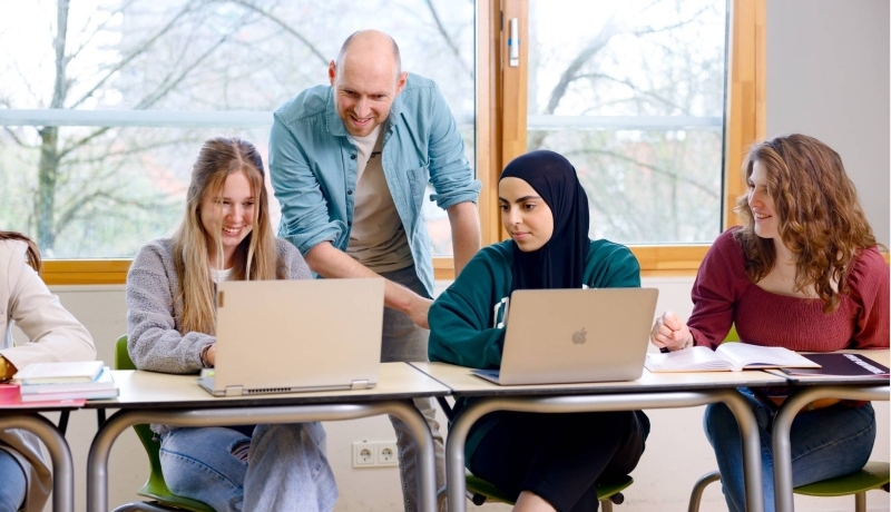 3 studenten in een klaslokaal bij de HAN.