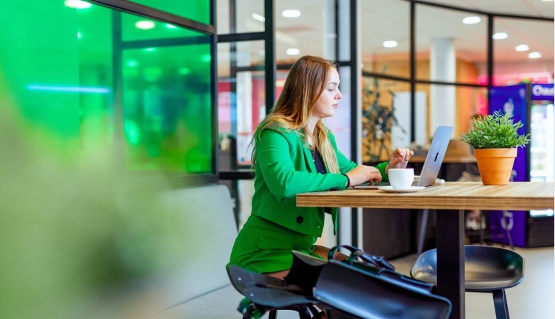 Deelnemers aan de opleiding Digital Marketing met AI erken samen achter hun laptop op de HAN campus Arnhem