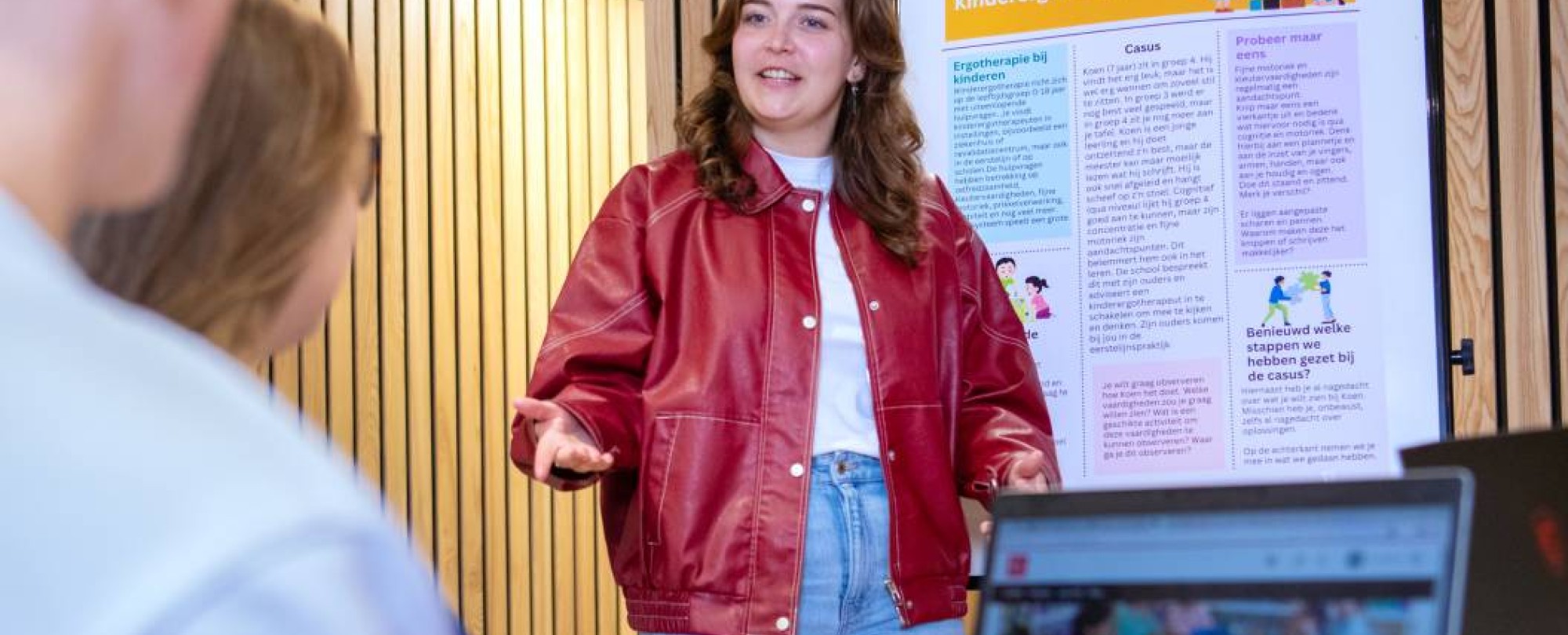 Student presenteert staand casus over kinderergotherapie