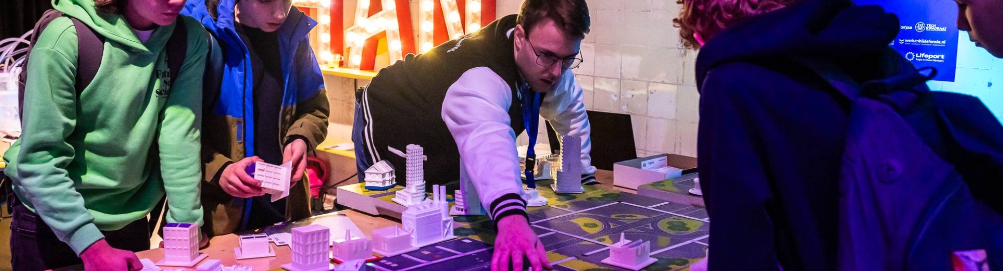 groep jongeren spelen een spel tijdens Night of the Nerds