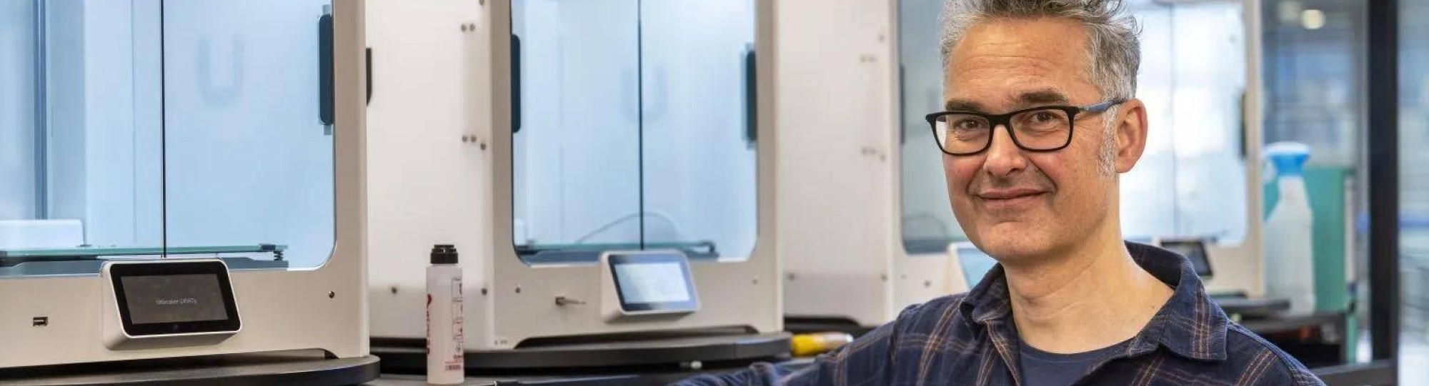 Rudie van den Heuvel bij een 3D printer