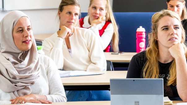 Studenten van de master pedagogiek volgen een les op de groenewoudseweg