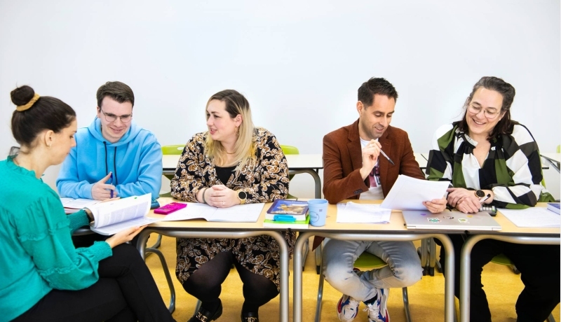 Studenten van Leraar Economie aan het studeren