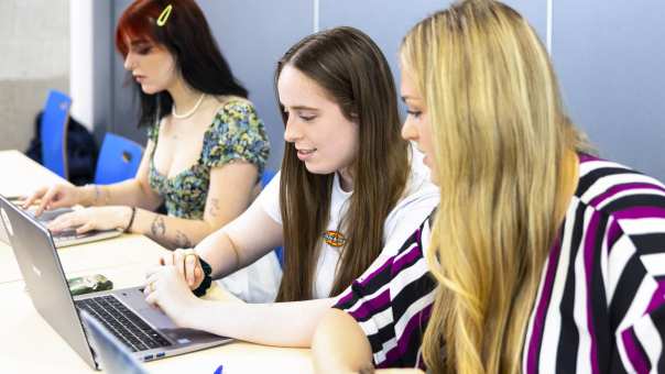 Communication studenten ontwerpen advertenties tijdens een les op de HAN