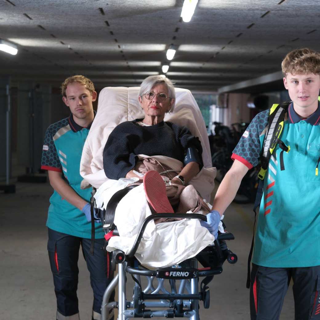 Medische Hulpverlening docent legt theorie uit aan twee studentes op een laptop