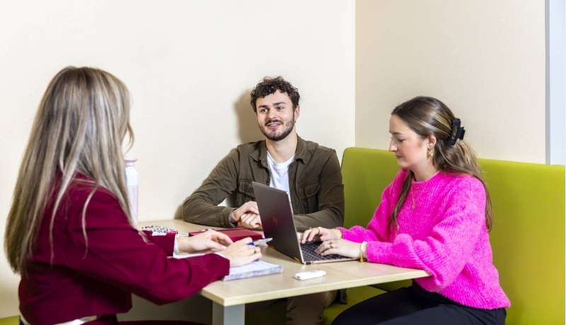 Student-ondernemers met elkaar in gesprek, aan het co-creëren en vertellen over elkaars business.
