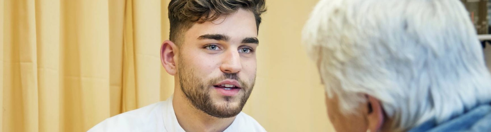Voltijd Verpleegkunde student in gesprek met cliënt/ patiënt-4
