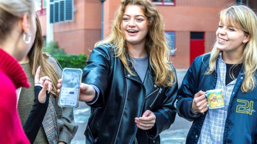 3 studenten Social Work zijn enthousiast over de vragen via WhatsApp.