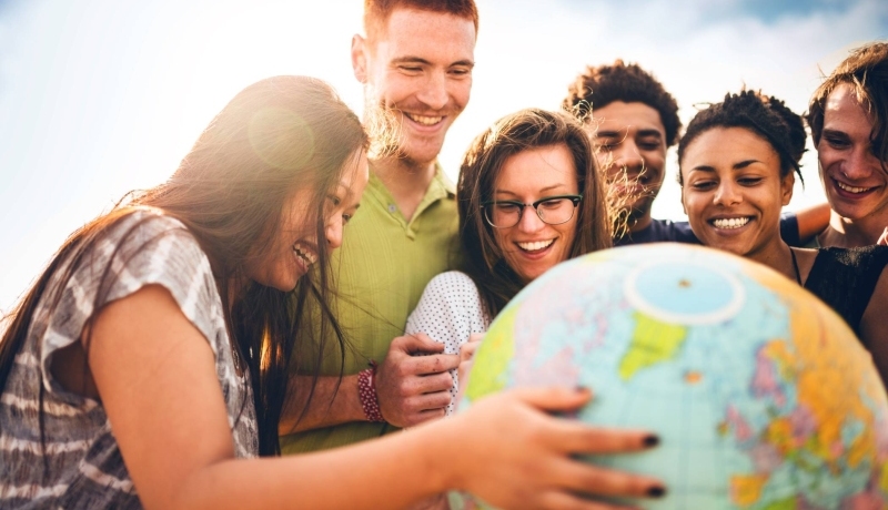 Social work International studenten rond wereldbol horizontaal