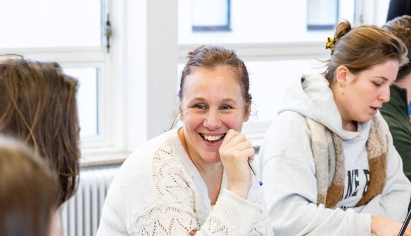 AMM LLO met studente Telma in gesprek in medestudenten