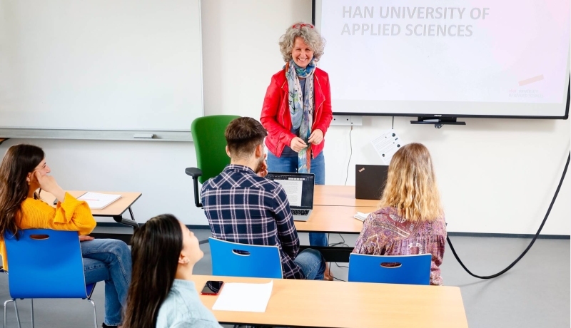 Docent voor de klas met internationale studenten