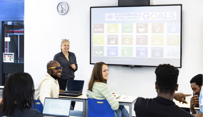International Business-studenten leren over de SDG's en het toekomstgerichte, milieubewuste bedrijfsleven.