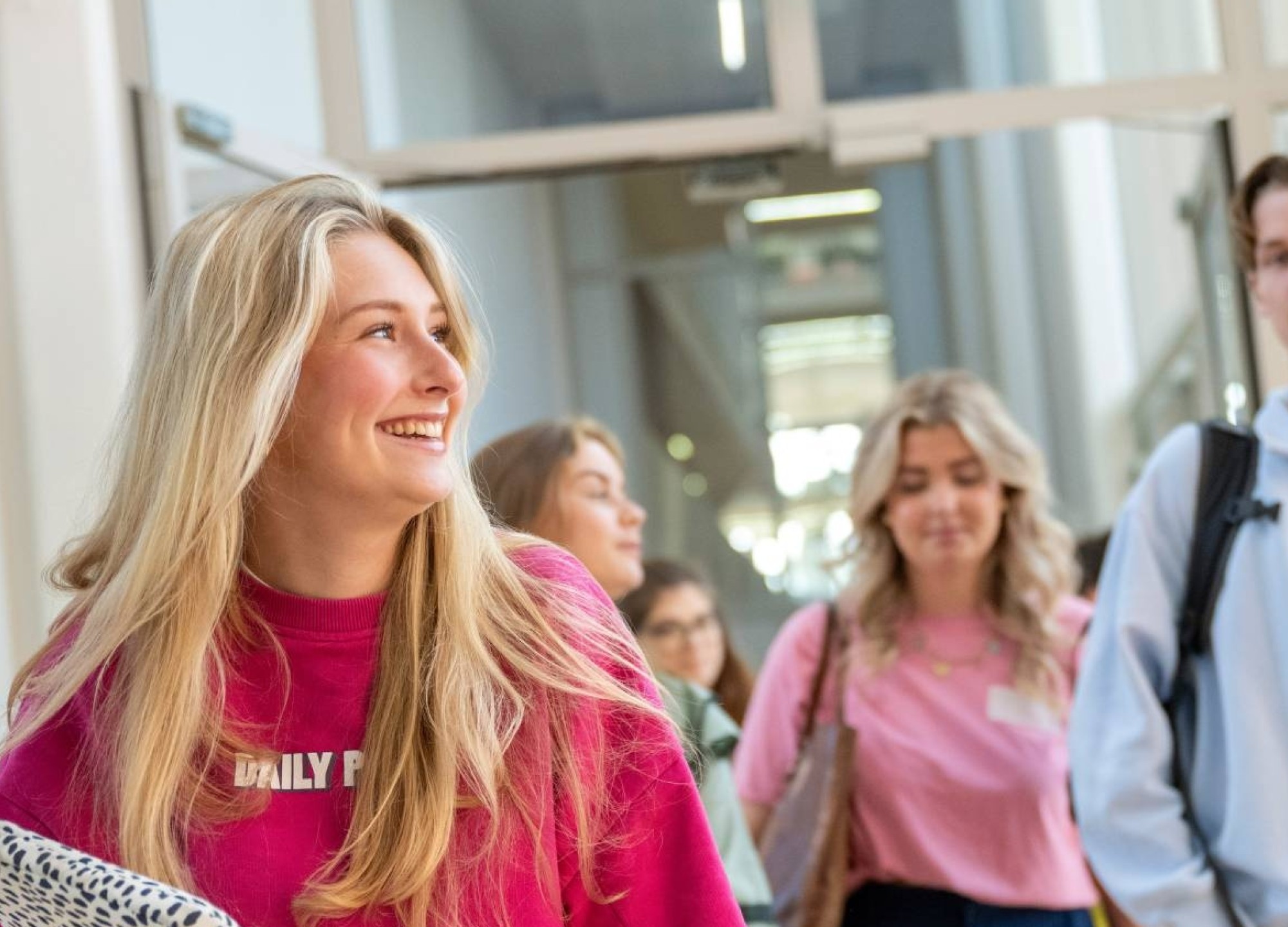 studenten aan tafel proefstuderen en meelopen