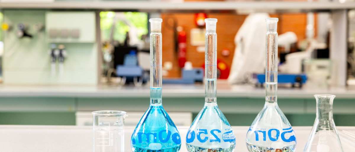 kleurovergangen erlenmeyer in chemielab