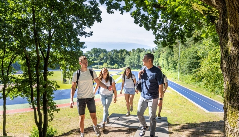 master sport- en beweeginnovatie voltijd studenten lopen buiten bij atletiekbaan justin mano saskia tristan 2022