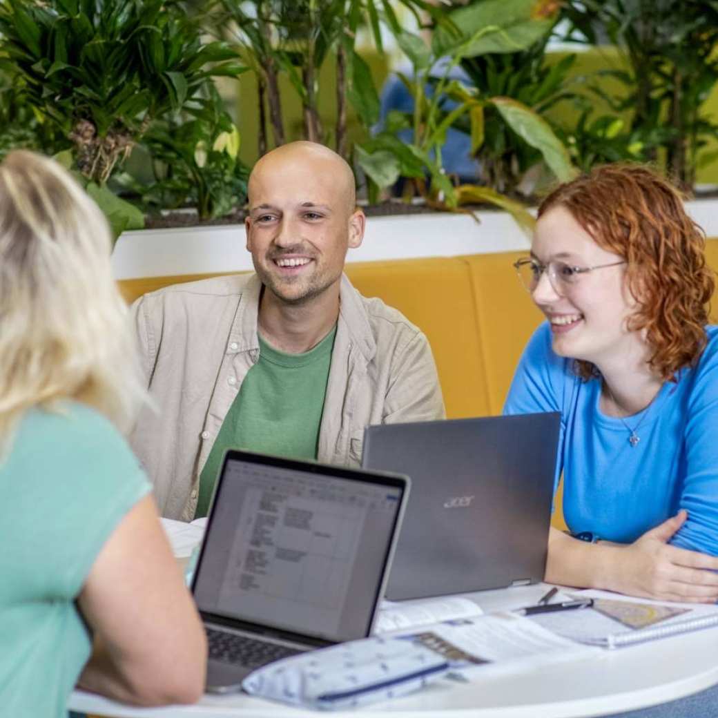 studenten voeding en diëtetiek voeren studiekeuzegesprek