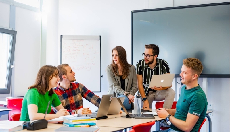 meerdere studenten van learning and development aan het praten