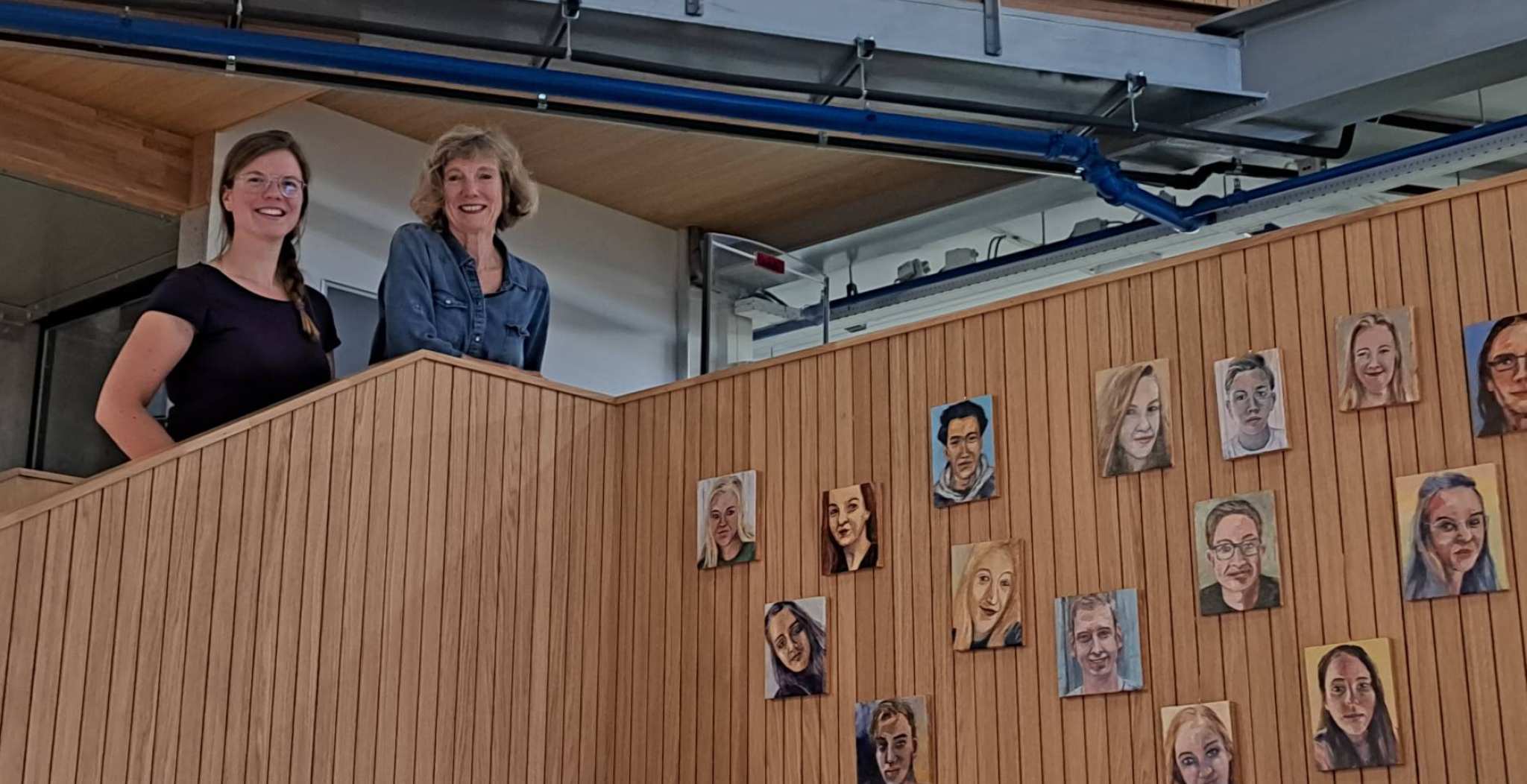 Mieneke Tempelmann en Tessa Kleijn, docenten aan de Pabo en ALPO, voor het afscheidswerk van Mieneke.