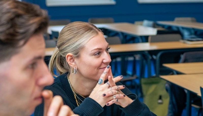 AMM LLO studenten Glenn en Isa tijdens les Social Work deeltijd