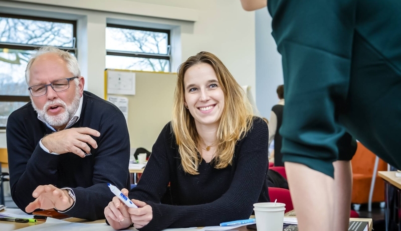 Man en vrouw samen aan tafel