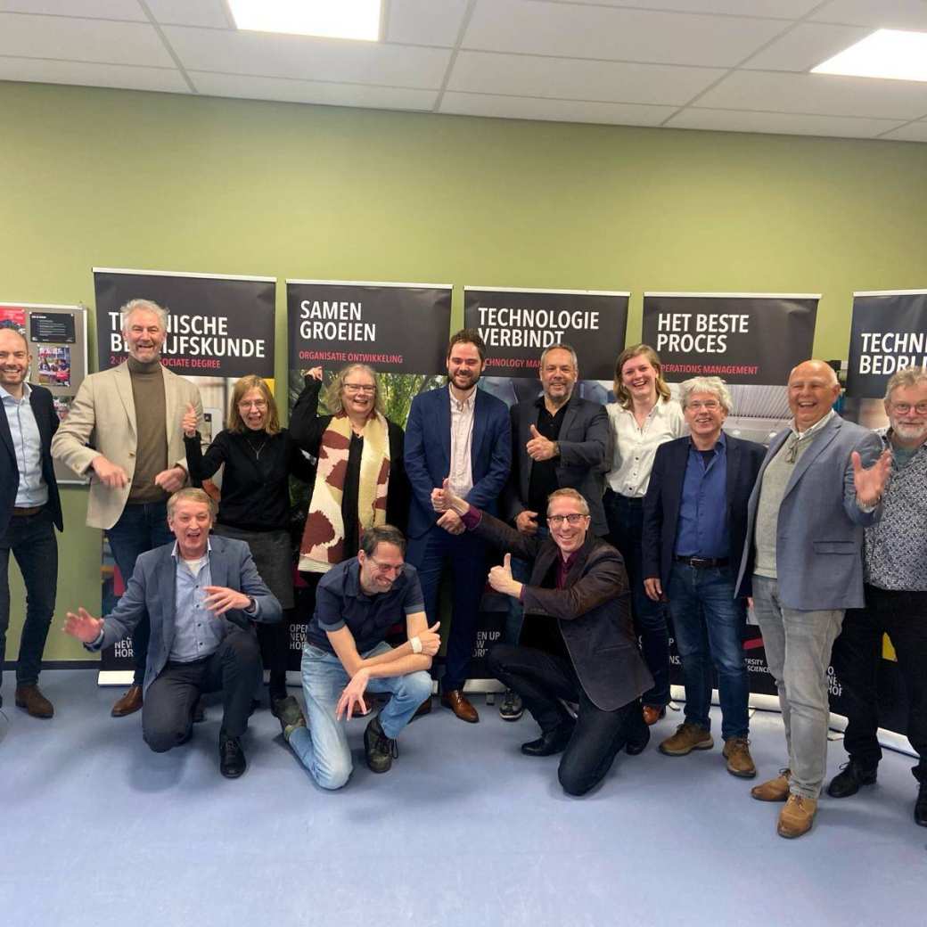 Groepsfoto tijdens de accreditatie van de opleiding Technische Bedrijfskunde van de academie Engineering en Automotive.