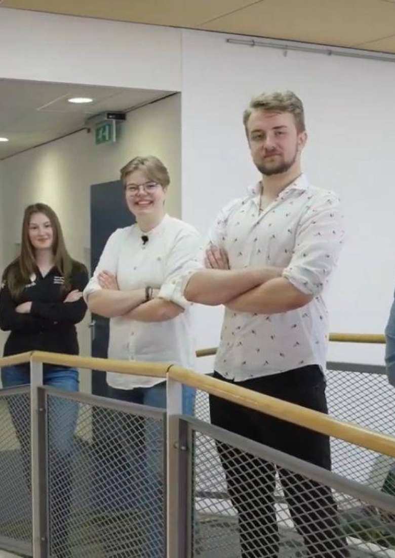 Een still van de rondleidingsvideo Bio-informatica met Maite, Pim, Sanne en Kim