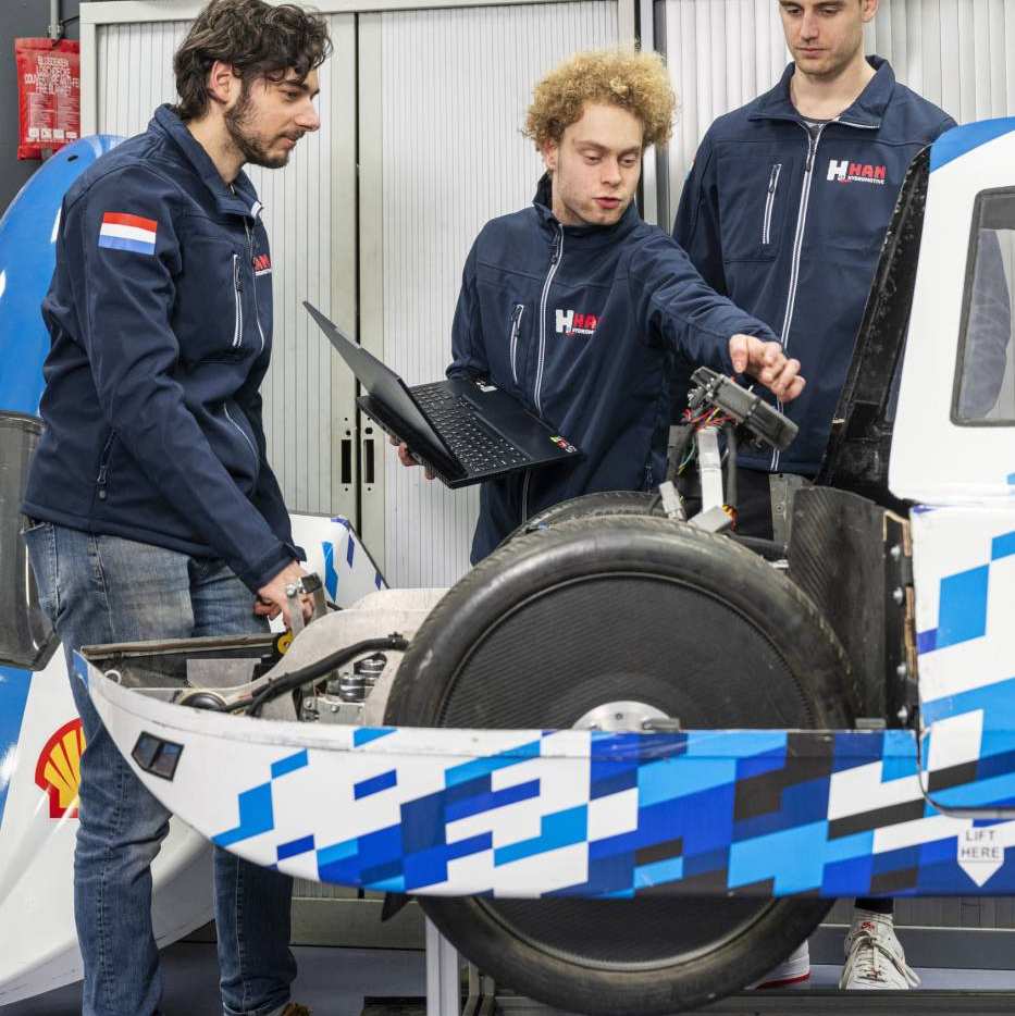 Hydromotive team, van de Academie Engineering en Automotive, bezig met het nieuwe stuur van het nieuwe voertuig.