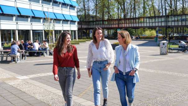Post-hbo Bedrijfskunde, praten, lopen, campus, buiten, Ruitenberglaan 31, 2022