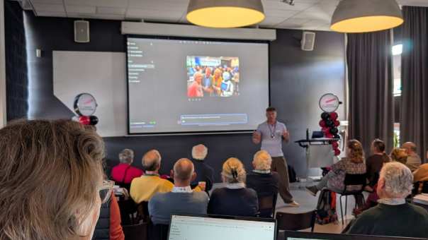 Jochem ten Bohmer (AI-regisseur HAN) presenteert tijdens de AI-Ontdekkingsdag, in samenwerking met de Vereniging Oud-Medewerkers (VOM) 