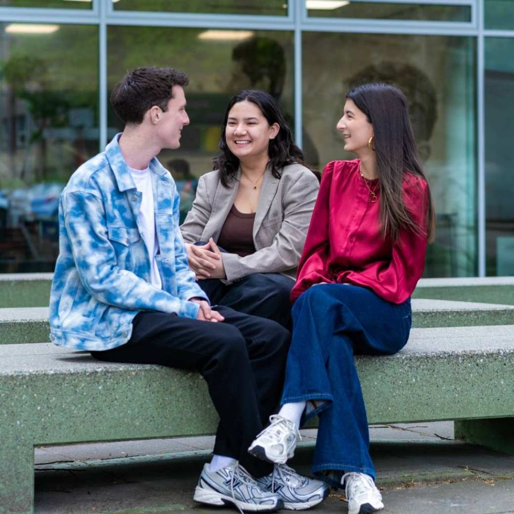 Studenten hbo Toegepaste Psychologie buiten op een bank in Nijmegen