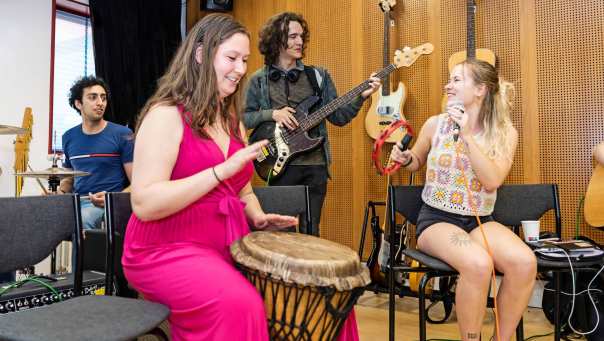 Lachende studenten Muziektherapie maken muziek met elkaar