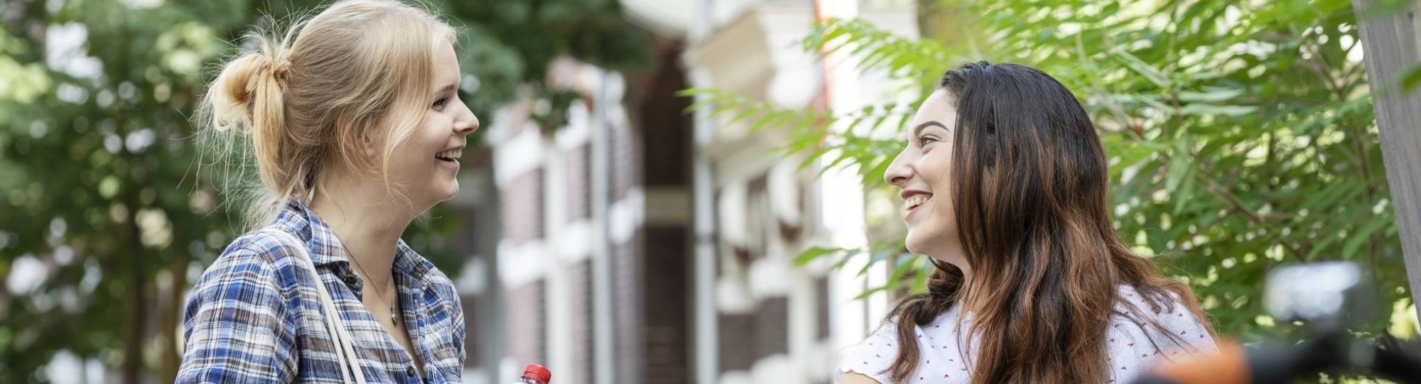 Twee vrouwen praten met elkaar over gezondheid - Leefstijlgeneeskunde in de gynaecologie onder de loep