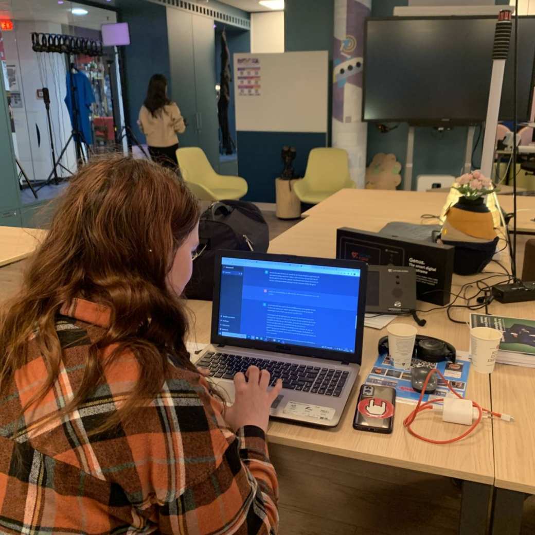 Student bezig met AI in het iXperiumlab.