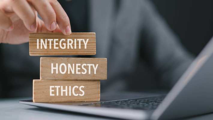 Houten blokjes met de volgende opschriften: integrity, honesty, ethics.