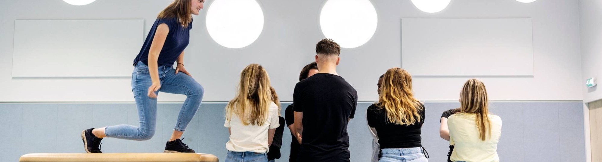 Studenten Psychomotorische Therapie doen oefening op de bok