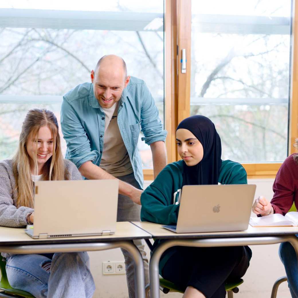 Studenten in een klaslokaal bij de HAN