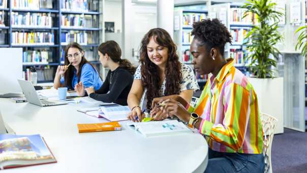 Studenten aan het werk.