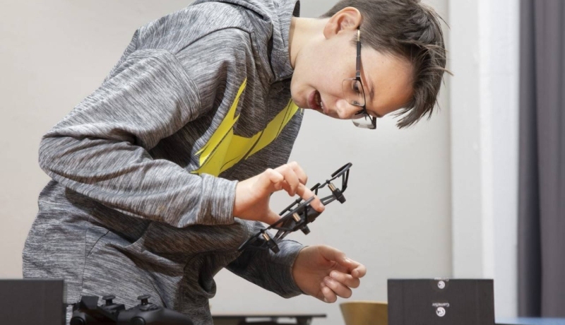 Jongen speelt met een drone. SEECE, energietalent, energietransitie, drone, Engineering, jongeren, techniek